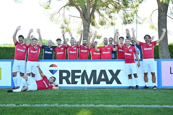 Squadra di calcio REMAX Italia che ha partecipato al torneo Azzurri Partner Cup 2025