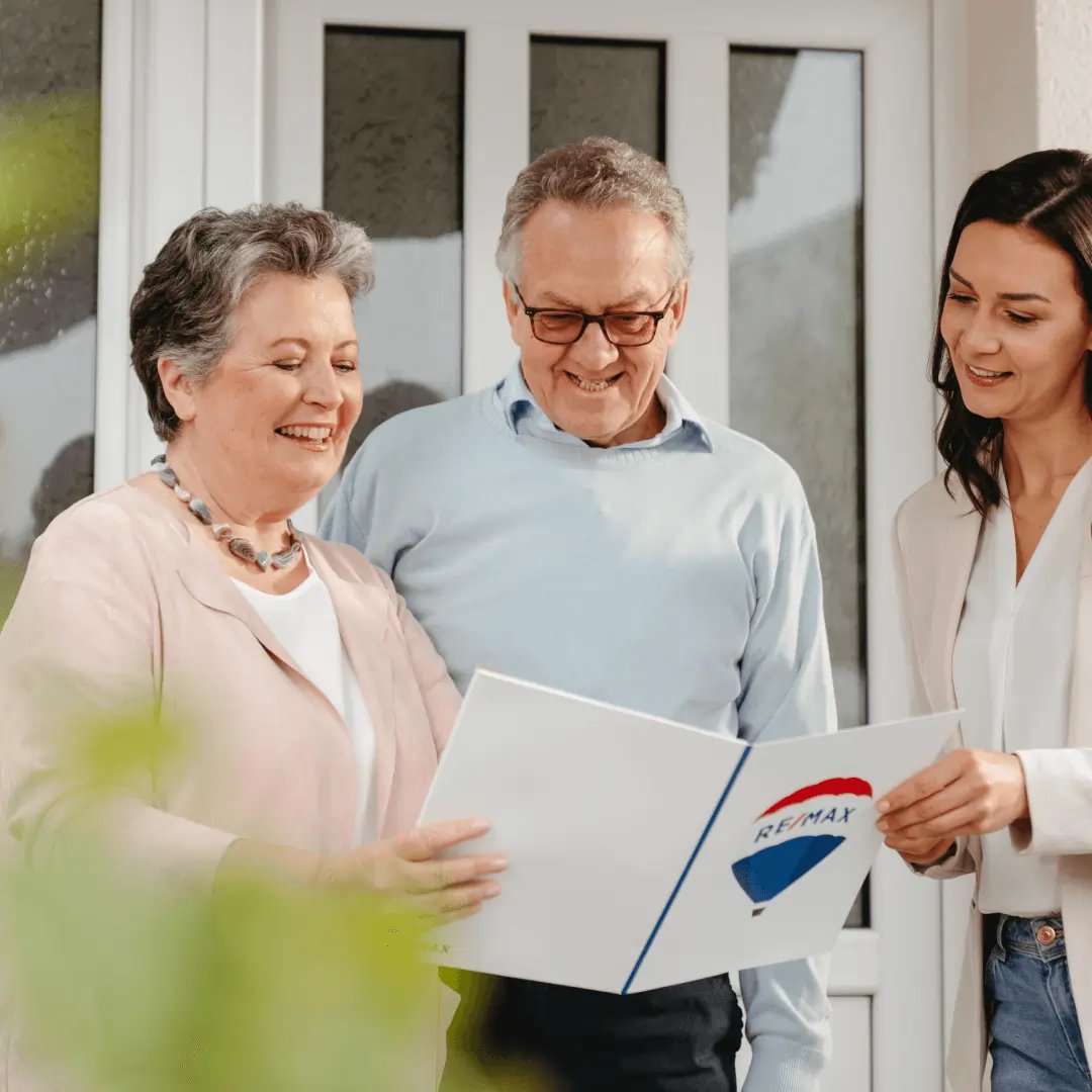 Agente REMAX con clienti 