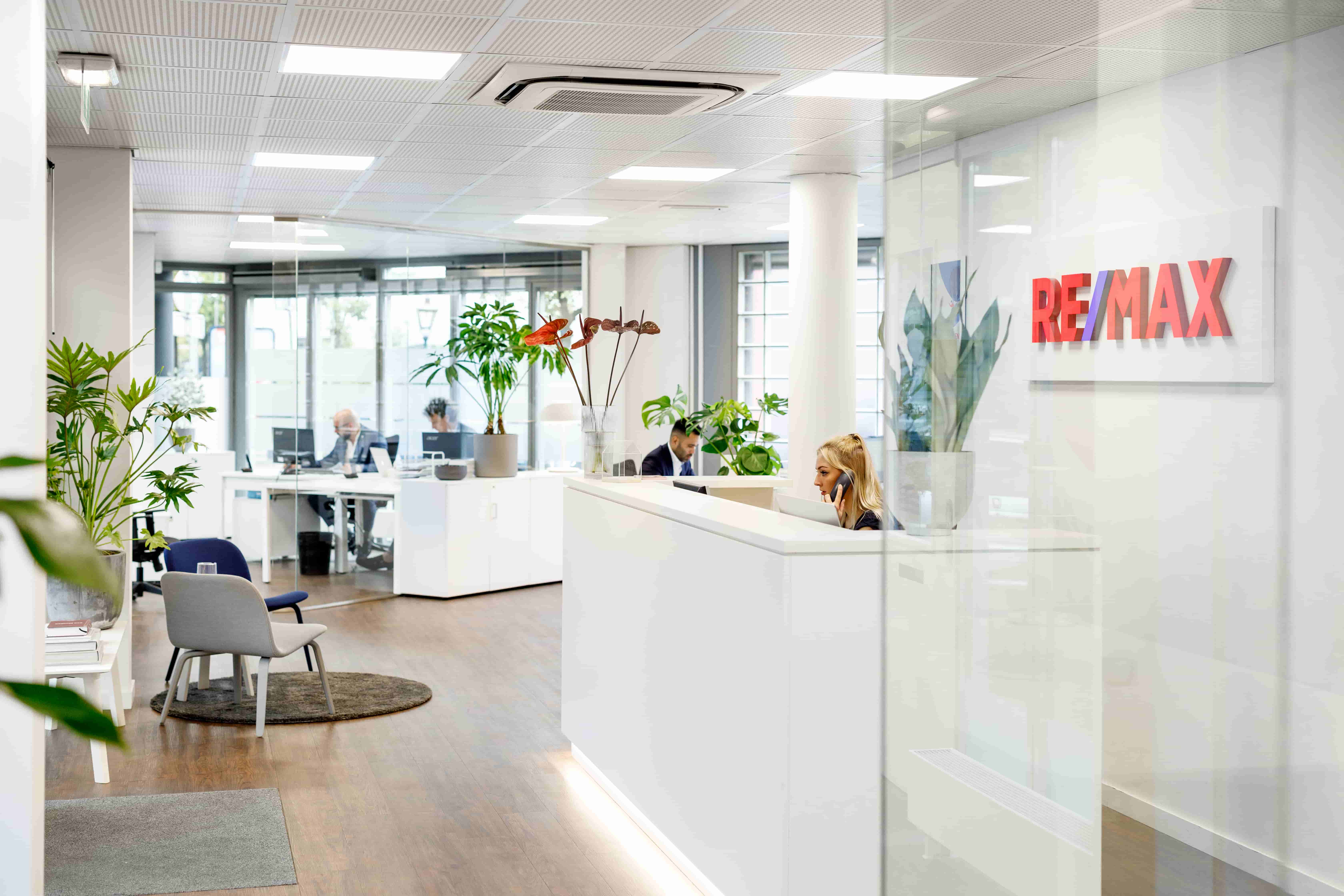 2018_09_REMAX_Office_Branding-2-658-min