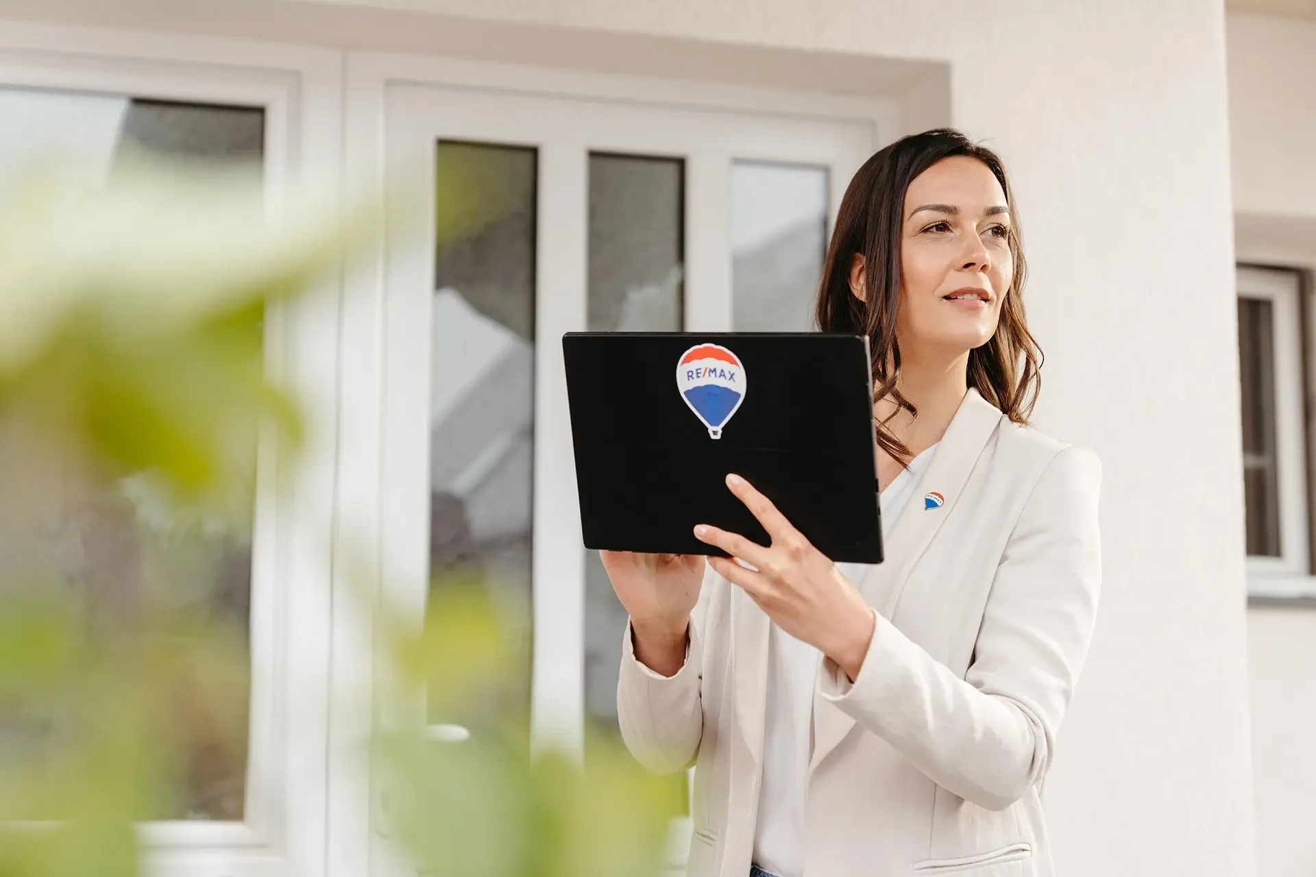 Donna RE/MAX con tablet