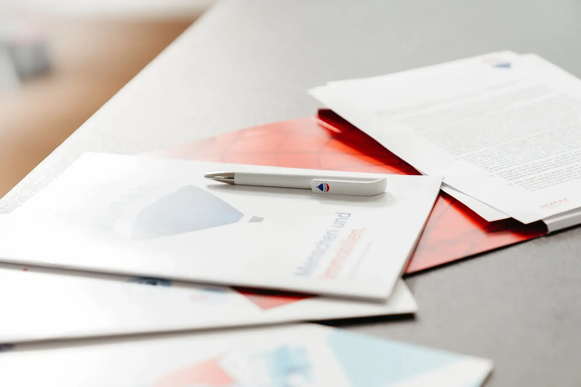 Brochure RE/MAX sul tavolo