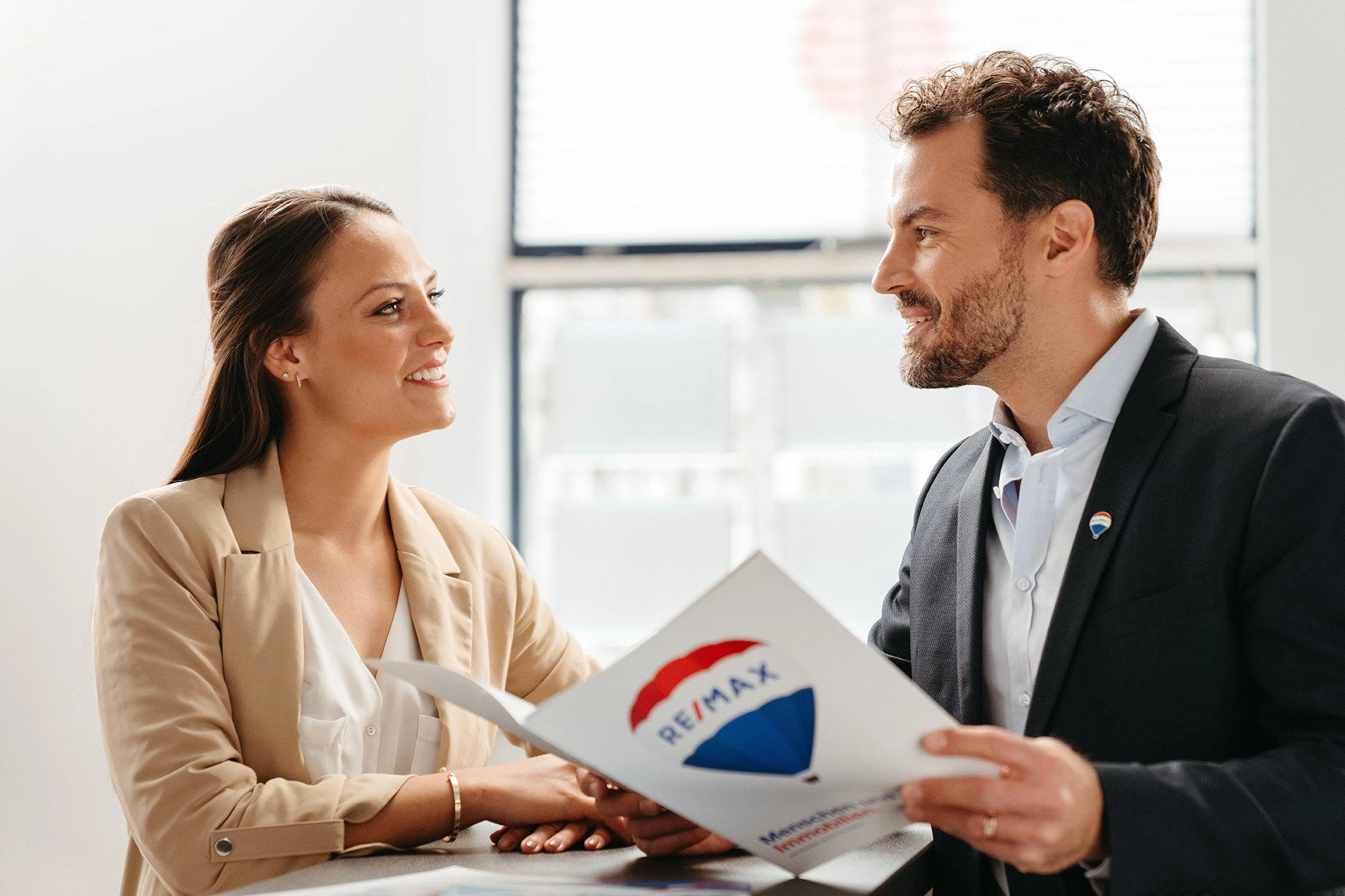 REMAX agente immobiliare e cliente