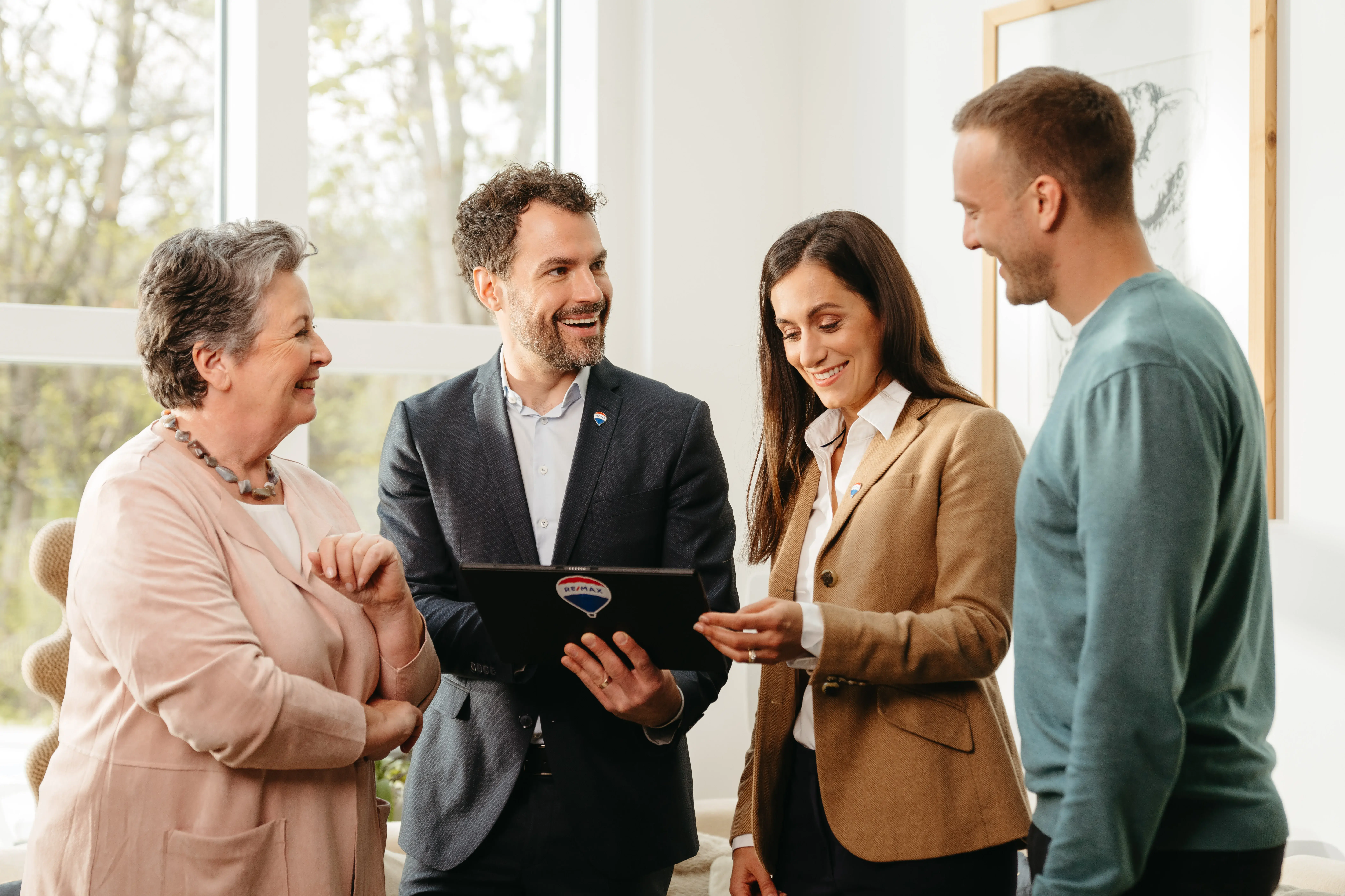 Agente RE/MAX con clienti utilizzando MAX/DEAL