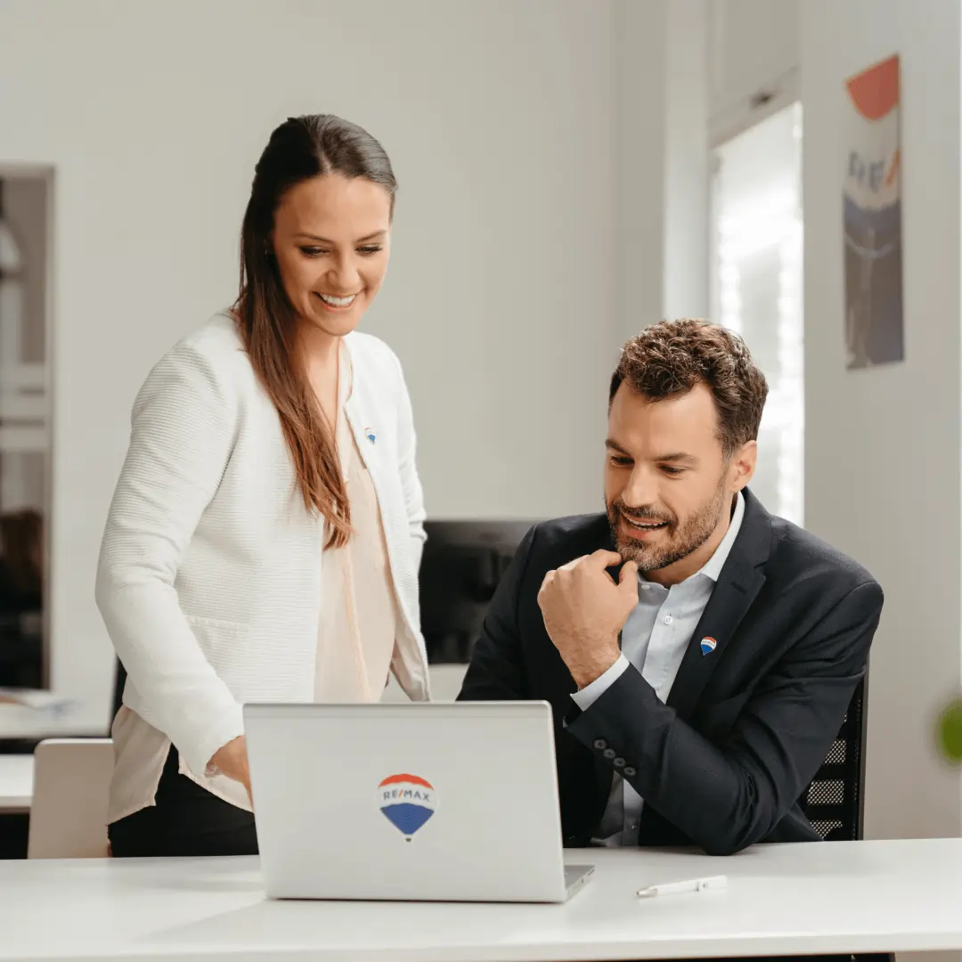 Agenti immobiliari remax che lavorano insieme